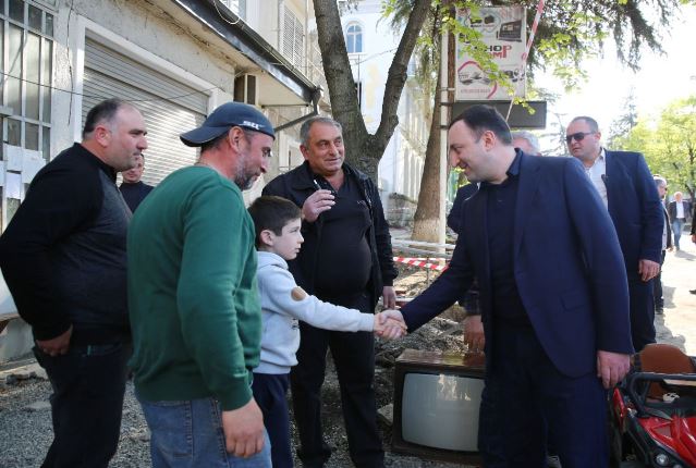 ირაკლი ღარიბაშვილმა გურჯაანში, ნონეშვილის ქუჩის სარეაბილიტაციო პროცესი დაათვალიერა