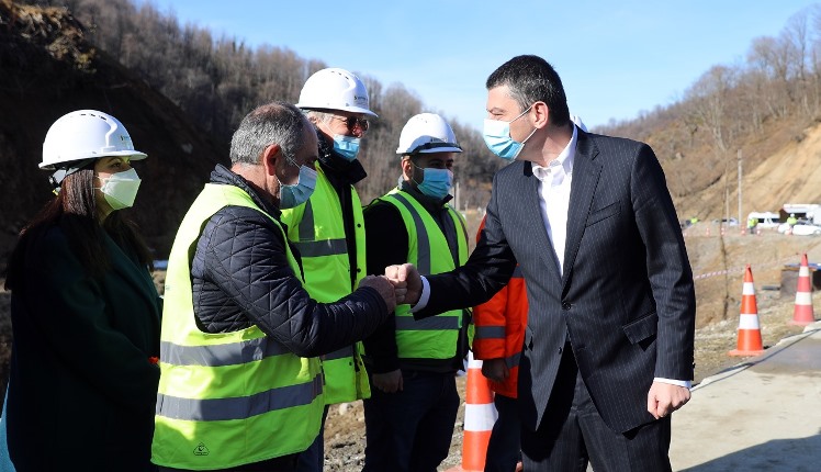 საქართველოს პრემიერ-მინისტრი რიკოთის საუღელტეხილო გზის სამშენებლო სამუშაოებს გაეცნო