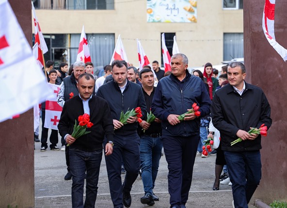 გიორგი დოხტურიშვილმა, დაღუპულთა მემორიალი ყვავილებით შეამკო