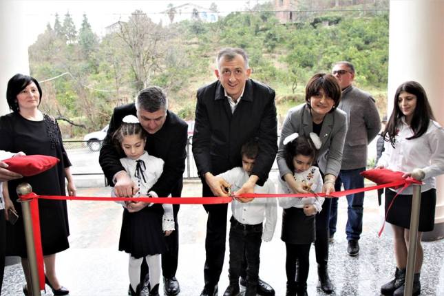 ზურაბ პატარაძე  სოფელ კაპრეშუმში საჯარო სკოლის გახსნის ცერემონიალს დაესწრო