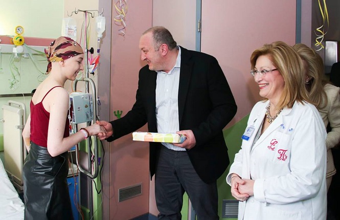 საქართველოს პრეზიდენტმა ათენში პირველი ქართველი პაციენტი მოინახულა, რომელიც ონკოლოგიურ ცენტრში უფასო მკურნალობას გადის