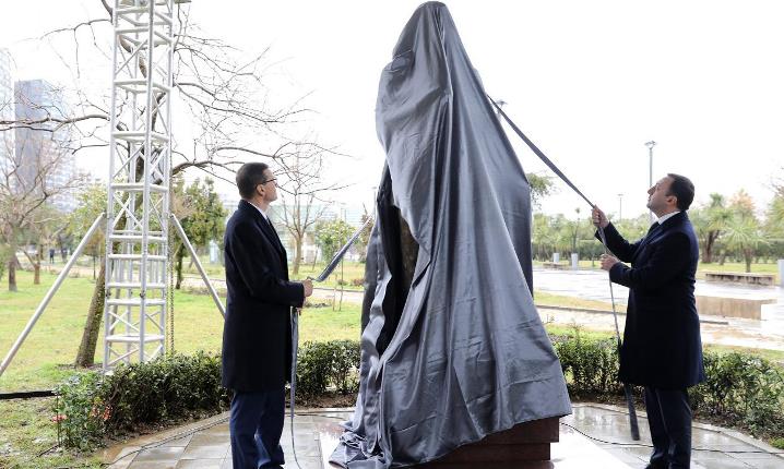 საქართველოსა და პოლონეთის პრემიერ-მინისტრებმა ბათუმში პრეზიდენტ ლეხ კაჩინსკის ძეგლი გახსნეს