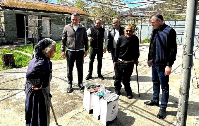 ამბროლაურის მუნიციპალიტეტში ხანდაზმულ და მარტოხელა ოჯახებს სააღდგომო ნობათი გადაეცათ