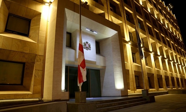მთავრობის ადმინისტრაციის შენობაზე სახელმწიფო დროშა დაეშვა